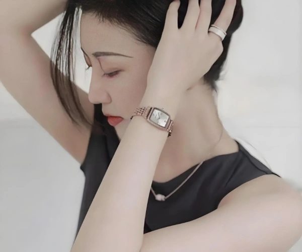 <strong>阿玛尼</strong>表带怎么拆卸一节一节的(<strong>阿玛尼</strong>手表表带拆卸方法)