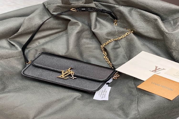 LV女包 升级版本⚠️M14564 黑色！芯片版！Wallet On Chain 手袋出自路易威登 LV Bloom 系列