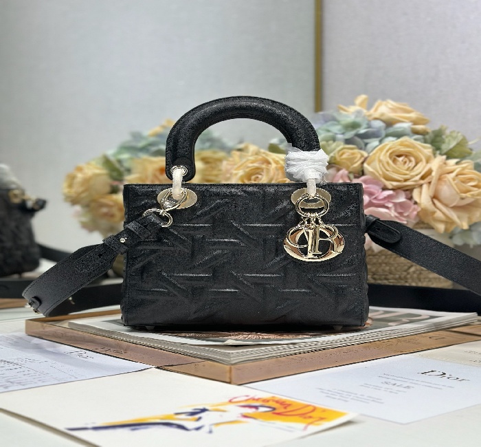 四格♣️Lady Dior 手袋「白色压花菱格」「黑色压花菱格」