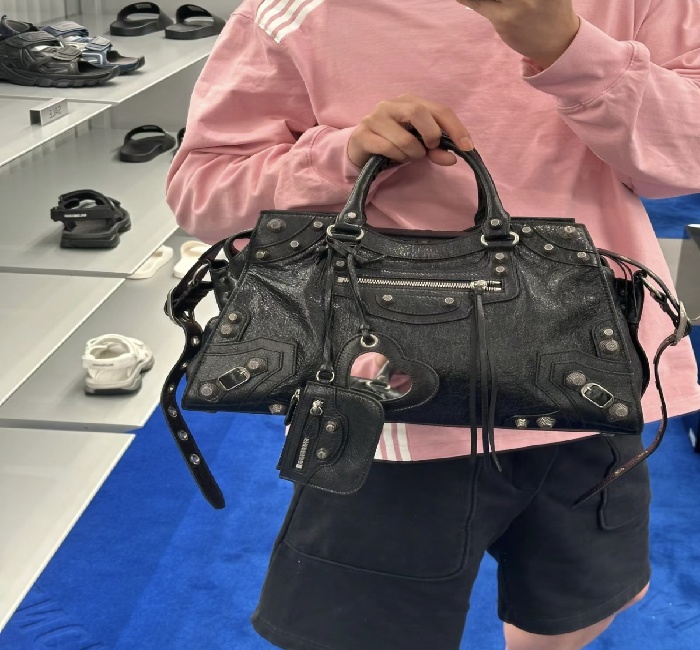 <strong>巴黎世家</strong>黑色🖤𝙗𝙡𝙖𝙘𝙠
