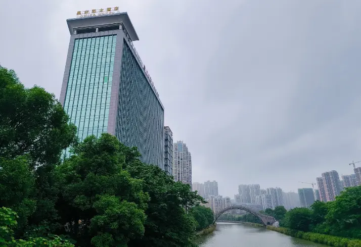 法院限制老赖出行手环(法院约束老赖出行佩戴手环)
